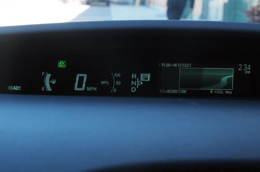  Toyota Prius Plug-In Hybrid 2012 года  (фото 51 из 75)